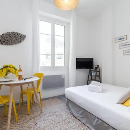 Etats Unis 893 - On Seafront In Old Town Nice